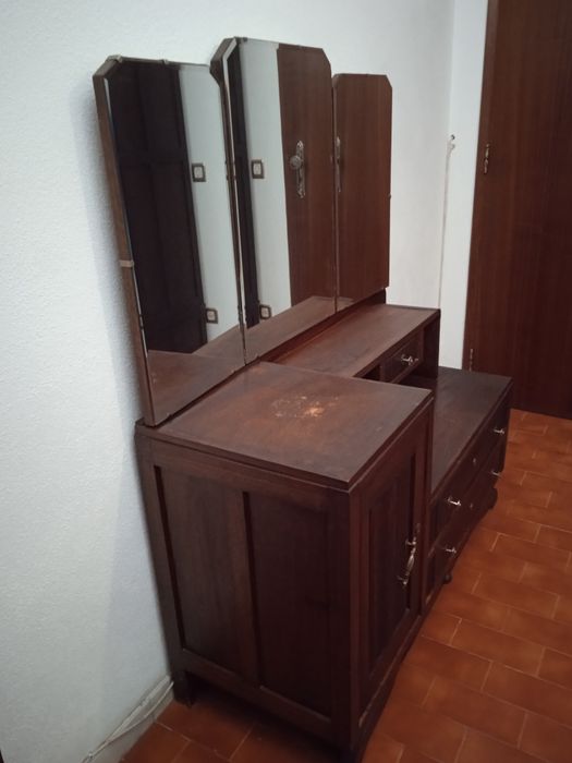 Cómoda antiga com espelhos articulados