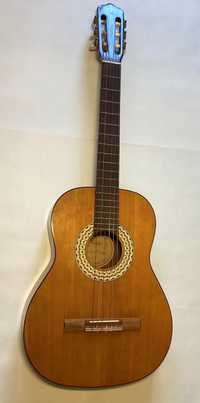 Акустическая гитара изготовленная в ГДР в 1972 г Гербертом Шафнером.