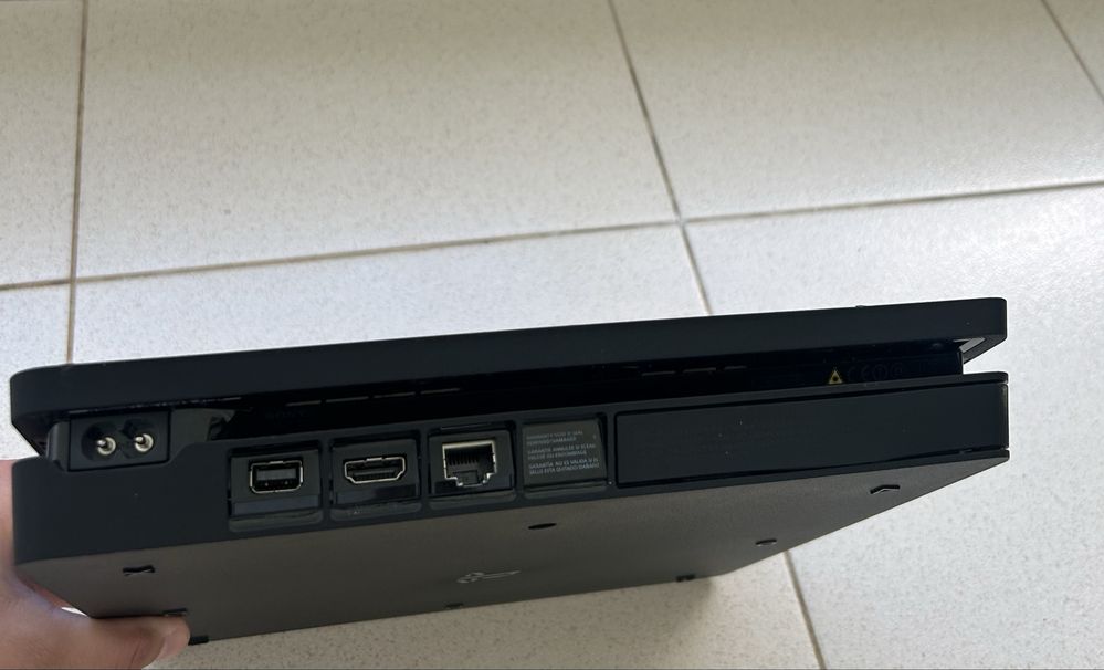 Consola PlayStation 4, com cabos incluídos. Memória de 500GB
