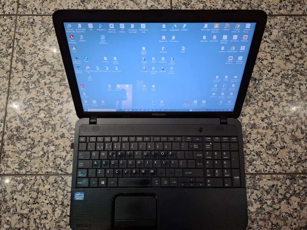 Portátil Toshiba Satellite Pro - i3 - 8Gb RAM - HDD 450 GB