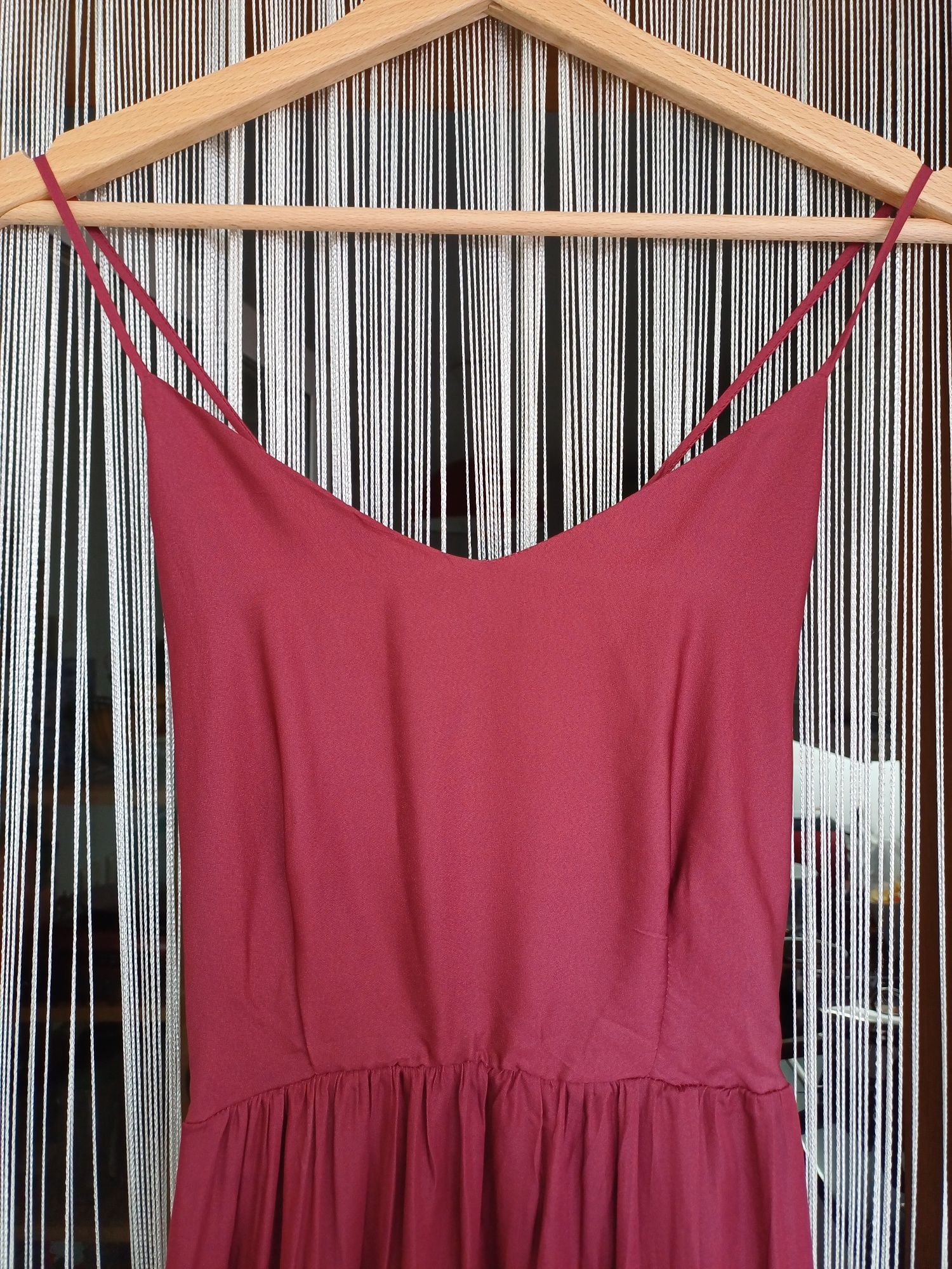 Lindo vestido comprido bordeaux, com belo entrançado nas costas (S)