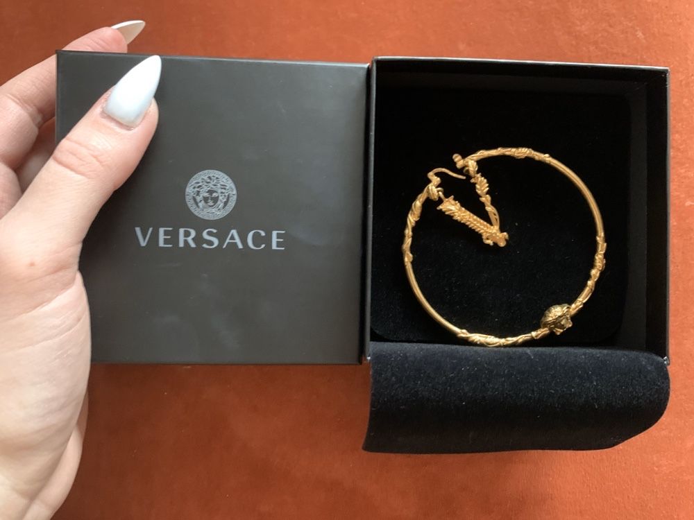 Серьги-кольца Версаче с гравировкой логотипа Versace (медуза и V)