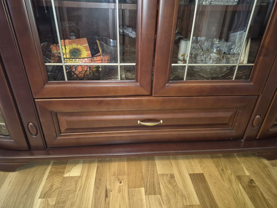 Witryna z narożnikami zaokragowanymi bardzo dobrej jakości.