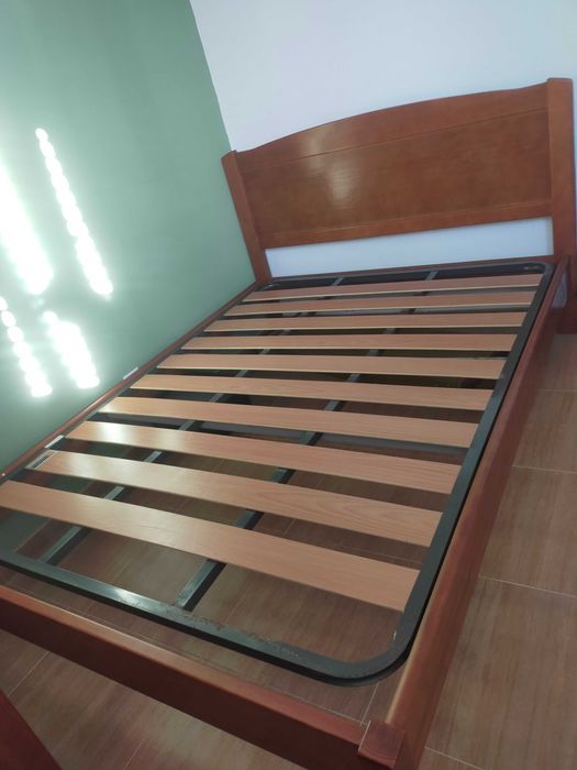 Cama de madeira c/ estrado e colchão