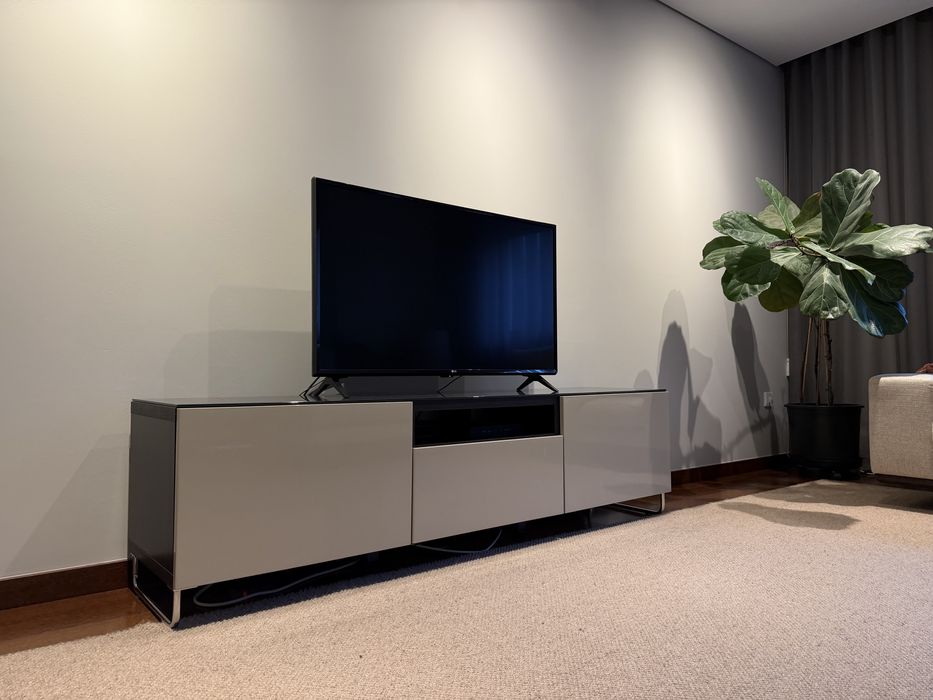 Móvel TV com pés e vidro(Besta- ikea)