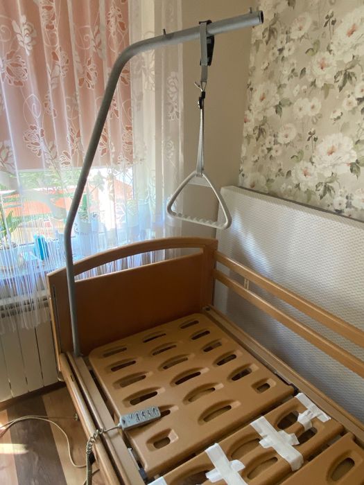 Łóżko medyczne z pilotem i rączką do podciągania – bez materaca