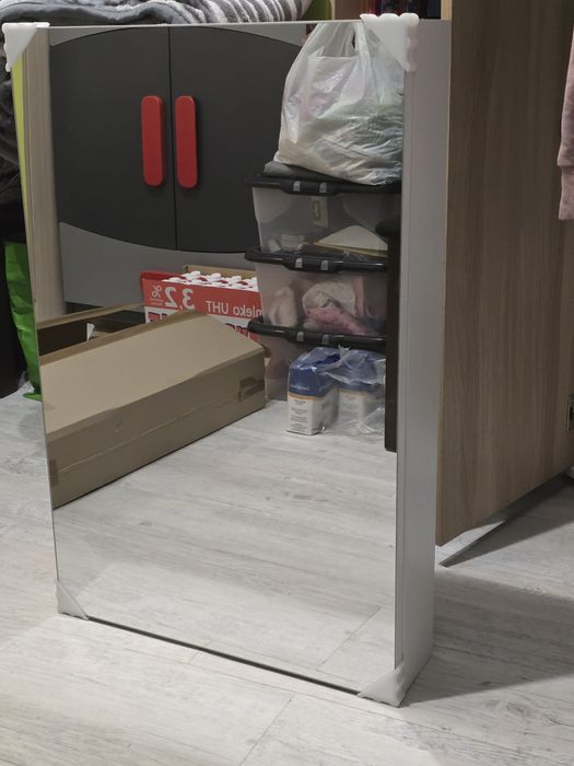 Szafka nad umywalkę z lustrem