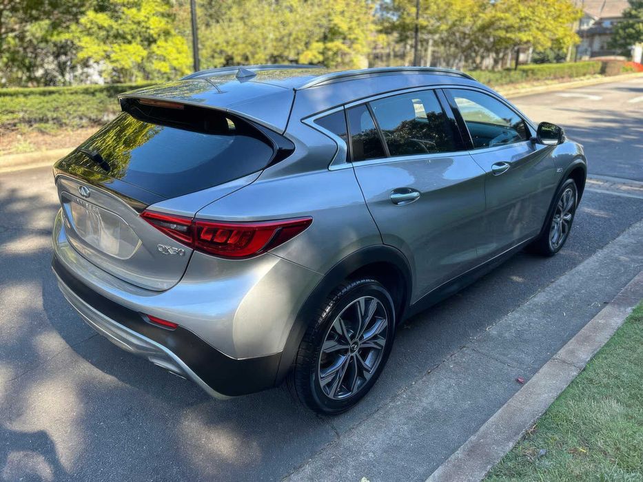 INFINITI QX30 Luxury      2017