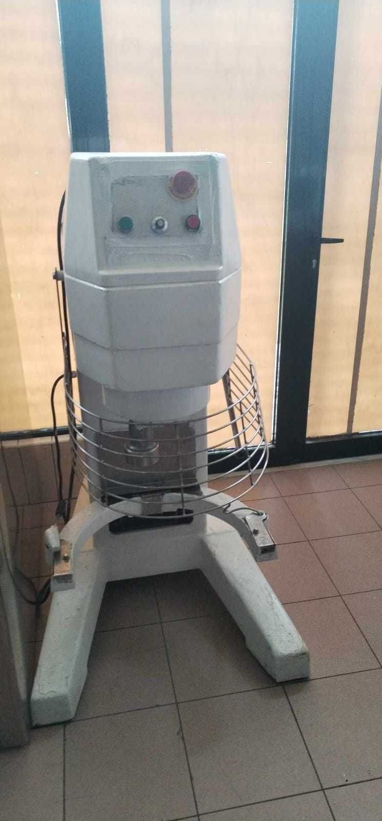 Vendo amassadeira e batedeira