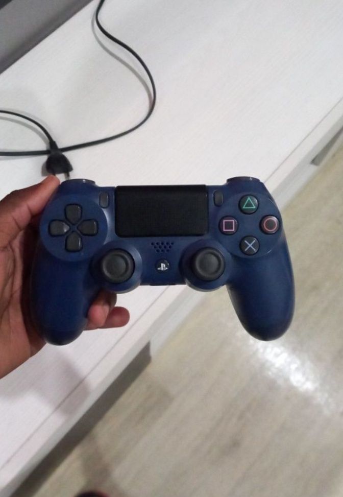 PS4 Slim 1TB com comando + 3 jogos