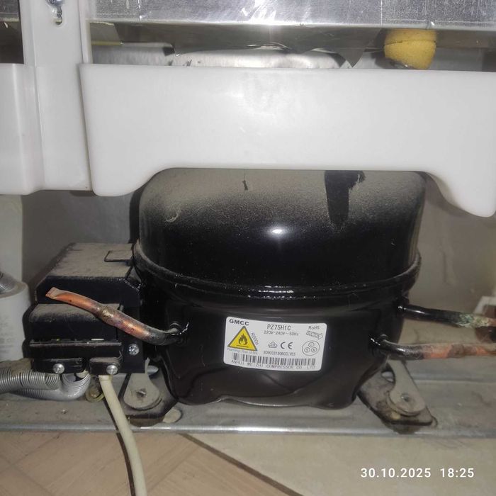 Холодильник Sharp 1,8м. не холодить, під ремонт.