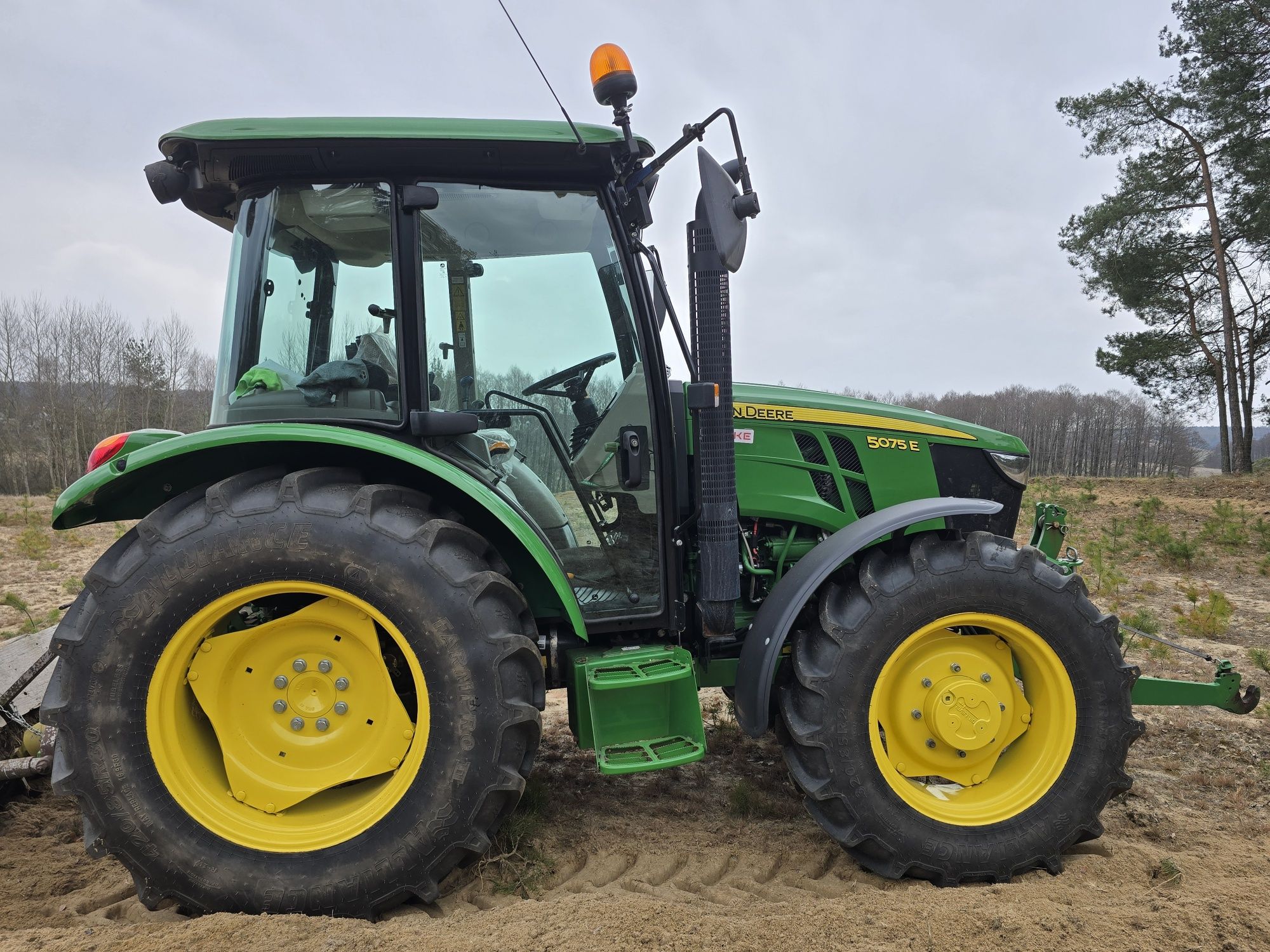 John deere 5075e 440 mth jak nowy .
