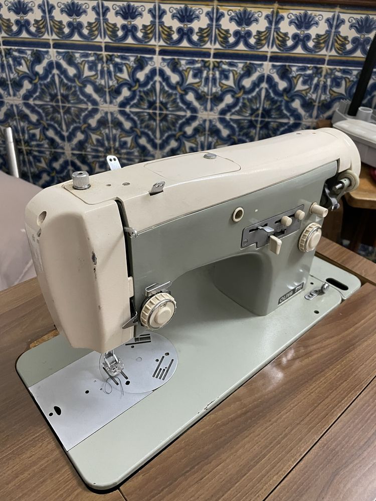 Maquina costura com movel Oliva 515