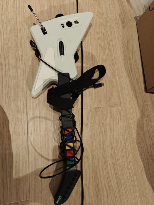 Gitara HERO X-PLORER w wersji GIBSON do konsoli XBOX 360