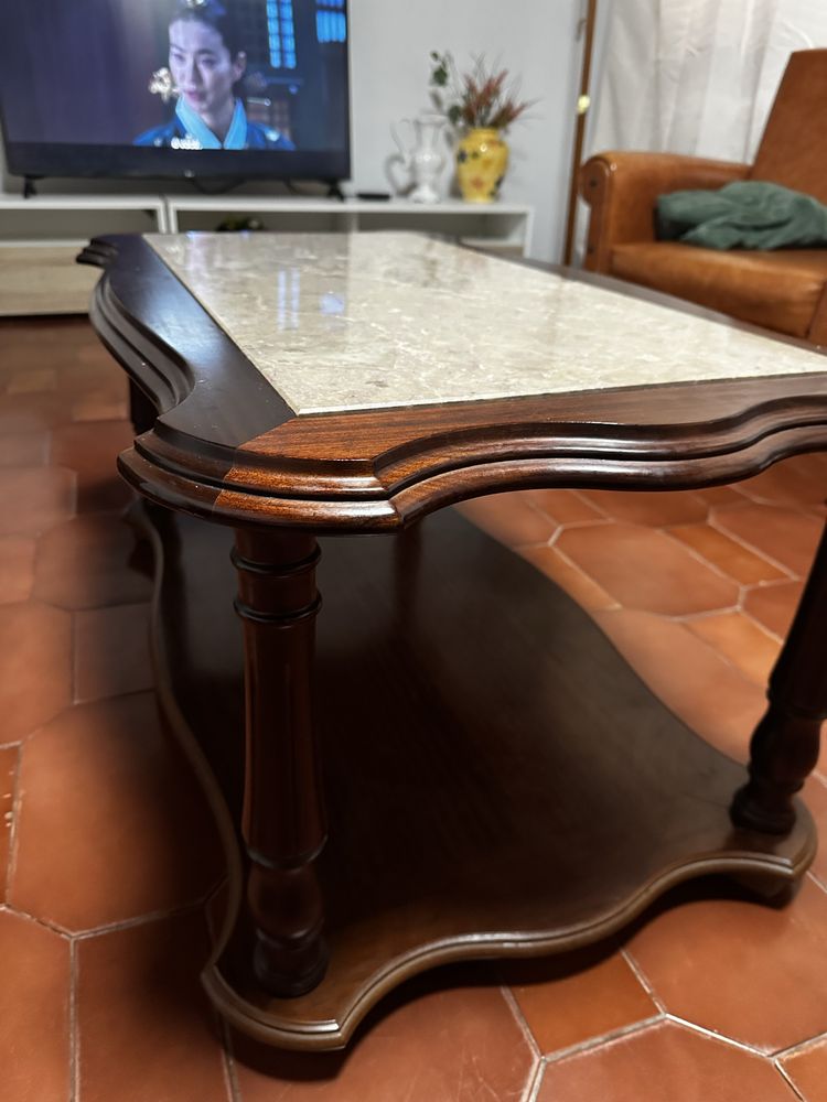 Mesa de centro de marmore e madeira