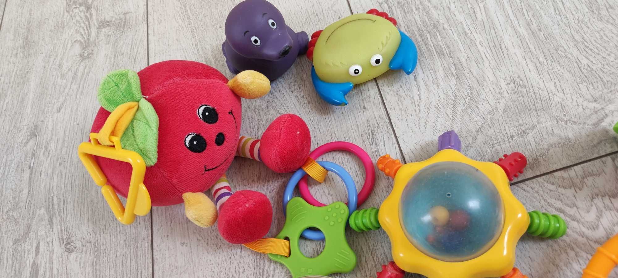 Zabawki niemowlęce markowe zawieszki grzechotki piszczałki