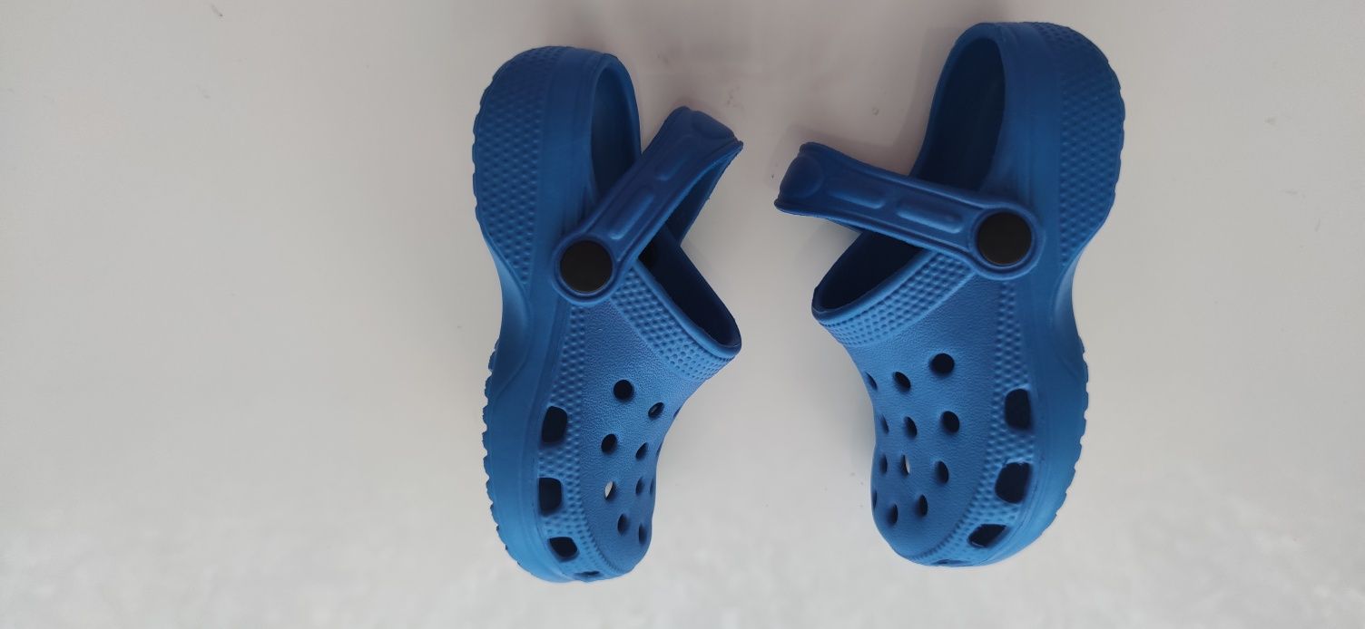 Sandałki klapki dziecięce niebieskie crocs 25