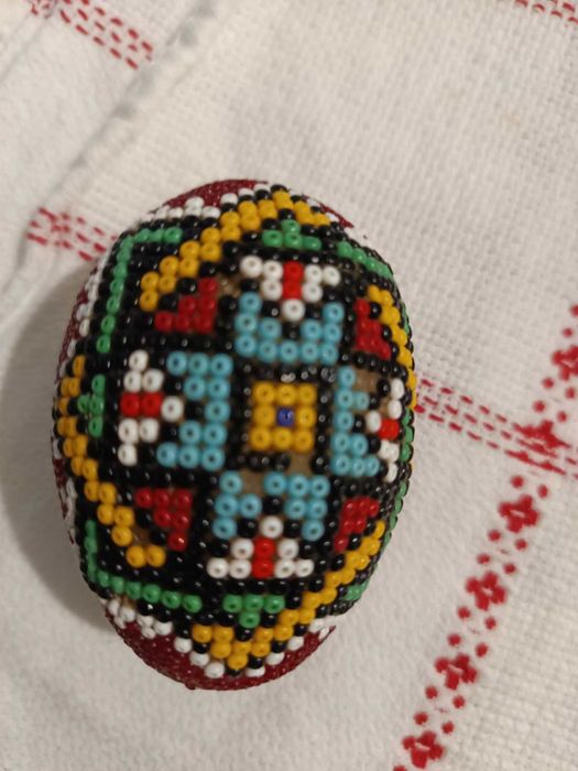 5 ovos às cores, feitos com missangas