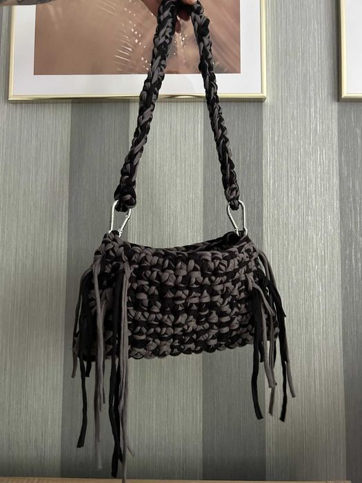 Czarno-szara torebka wykonana na szydełku