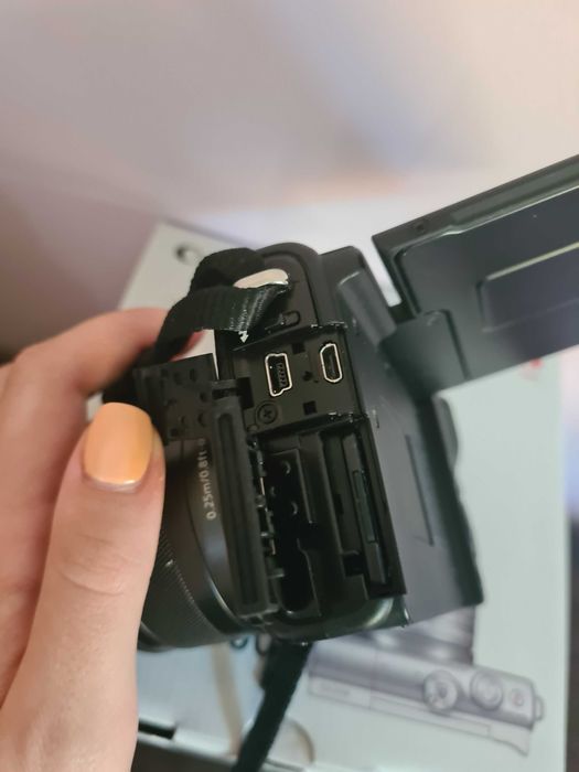 Canon EOS M100 com caixa e acessórios originais