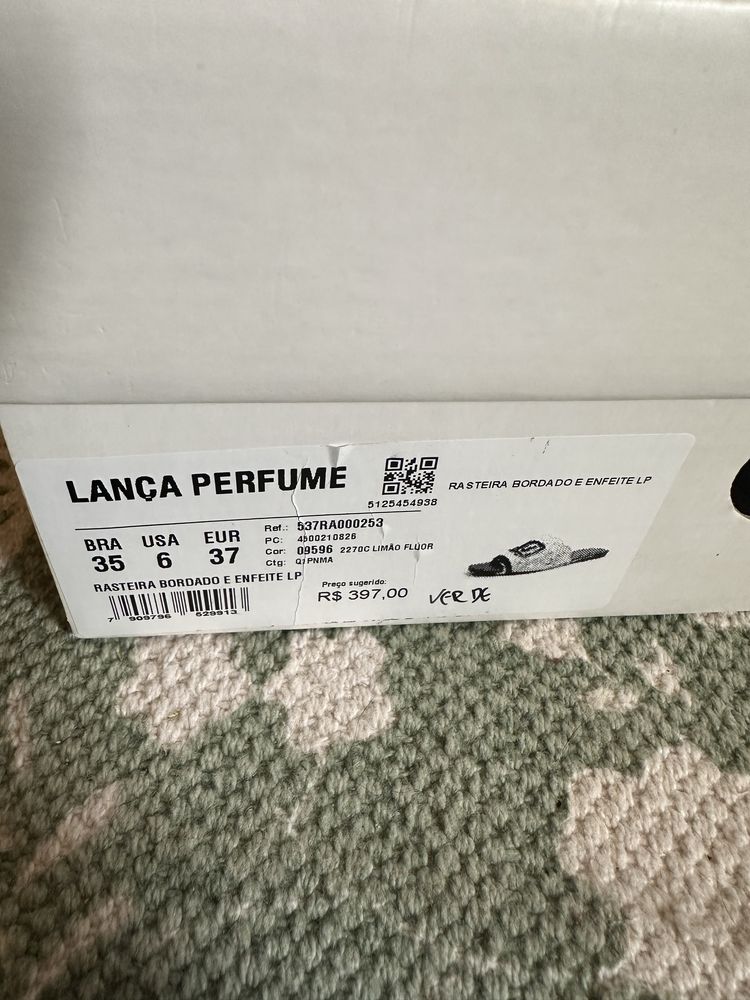 Chinelos verdes com bordados Lança Perfume novos