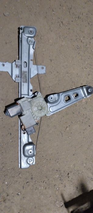 Склопідйомник Пежо 3008