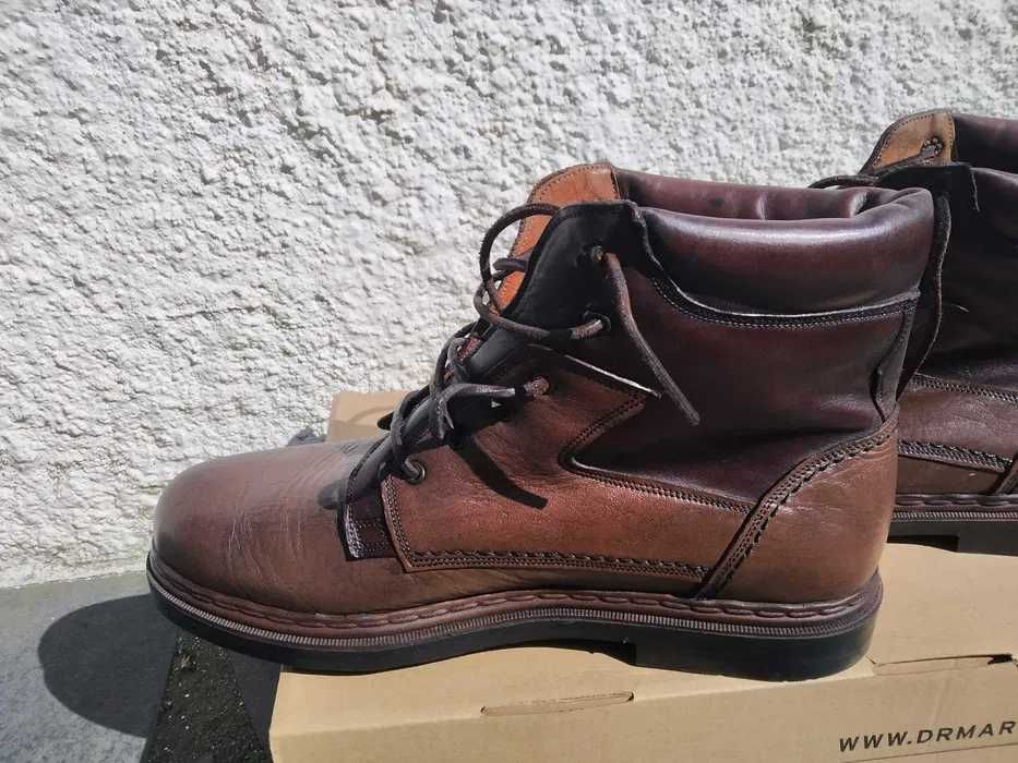 Botas em pele, nº42, novas. Baixa de preço (valor minimo)