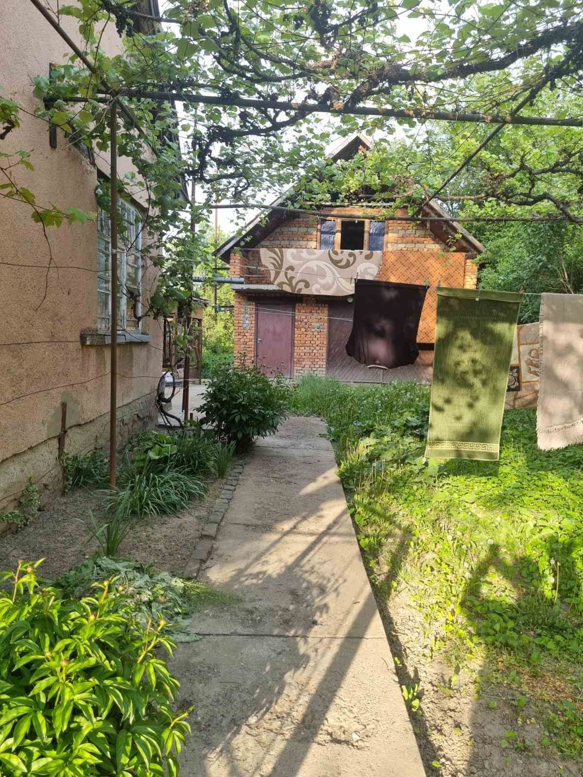 Будинок в центрі села