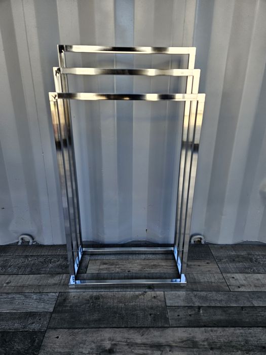 Chromowany stojak na ręczniki