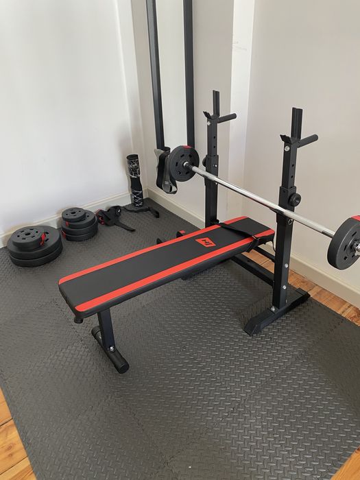 Idealny zestaw do treningu w domu — ławka, sztanga, obciążenia
