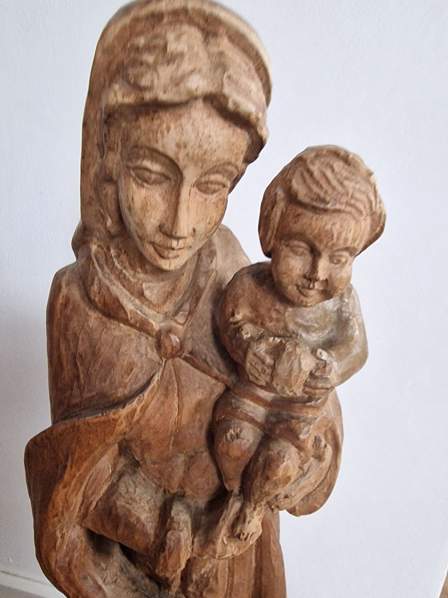 Rzeźba z drewna, drzewa duża Matka Boska z Jezusem