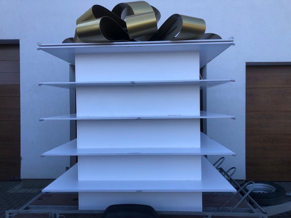 Stoisko handlowe WYSPA – w kształcie PREZENTU | 2x2 m meble