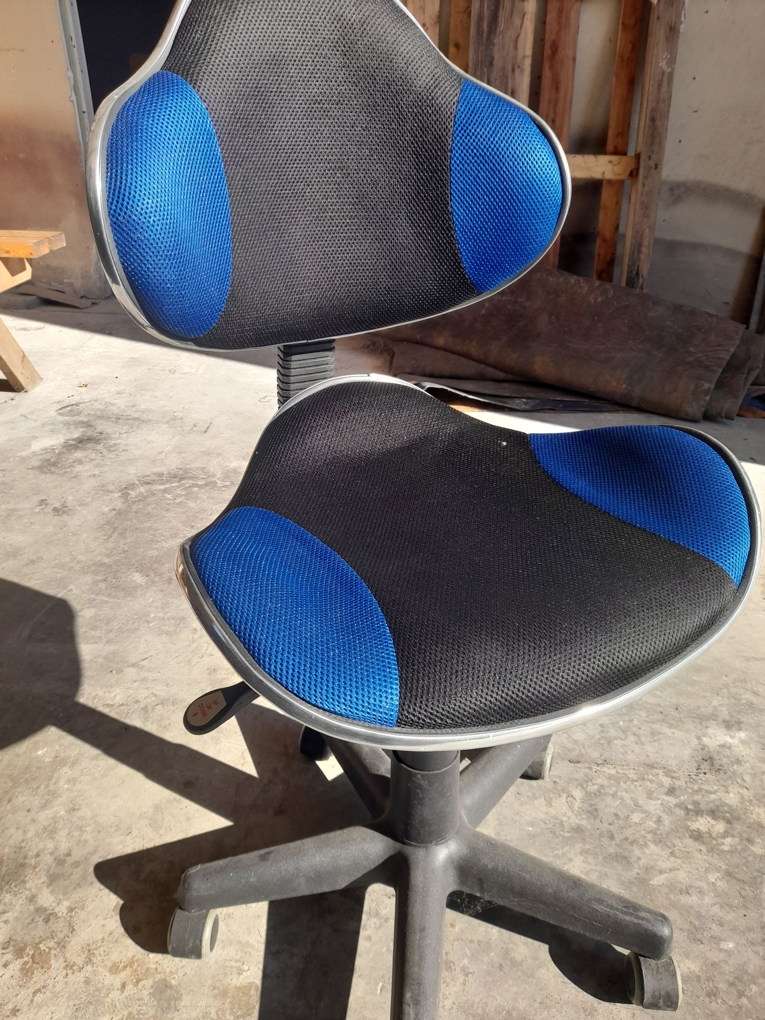 Obrotowe krzesło biurowe biurkowe Q-G2 na kółkach niebiesko-czarne.