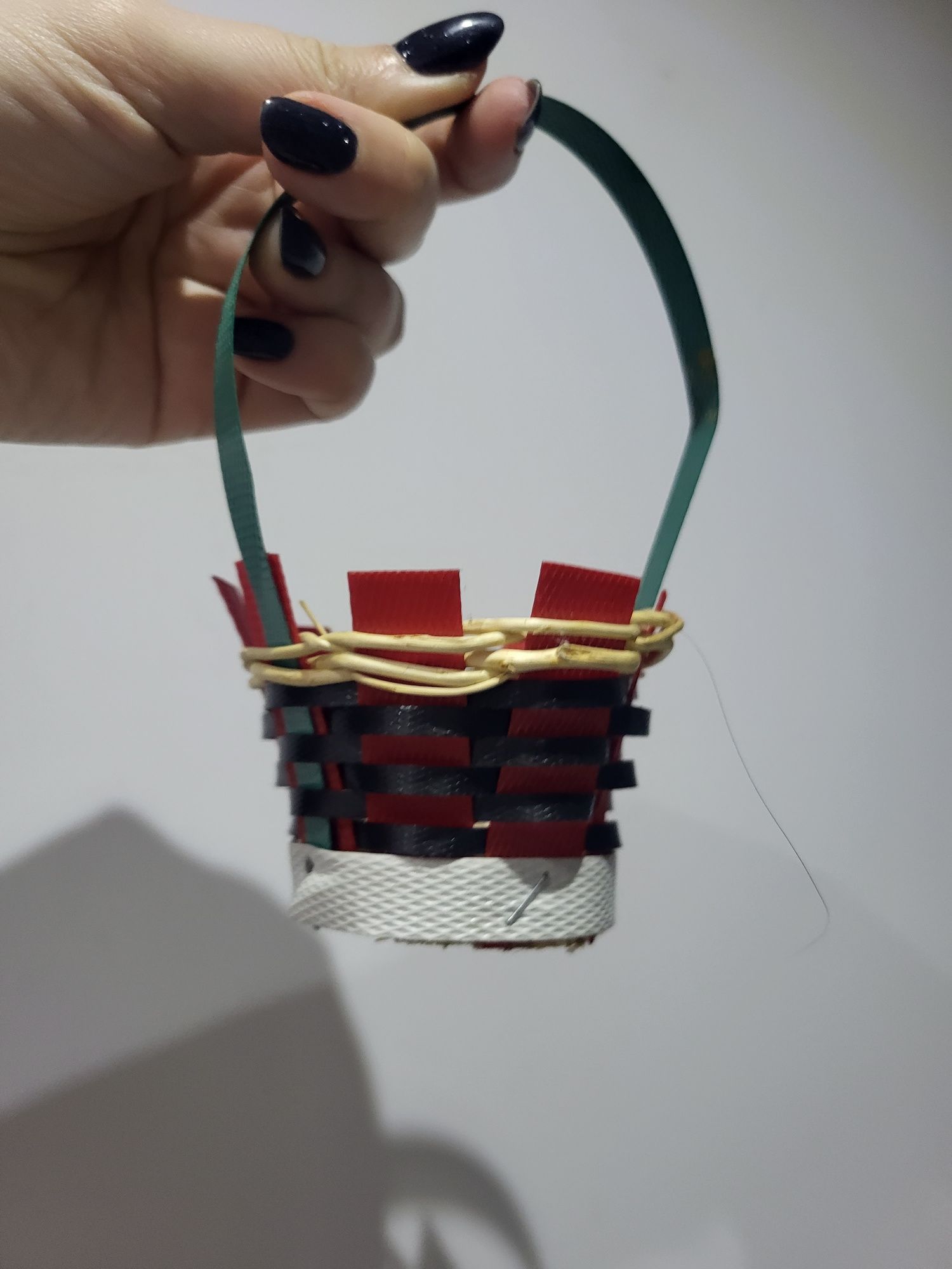 Mały koszyczek zrobiony z recyklingu nowy handmade