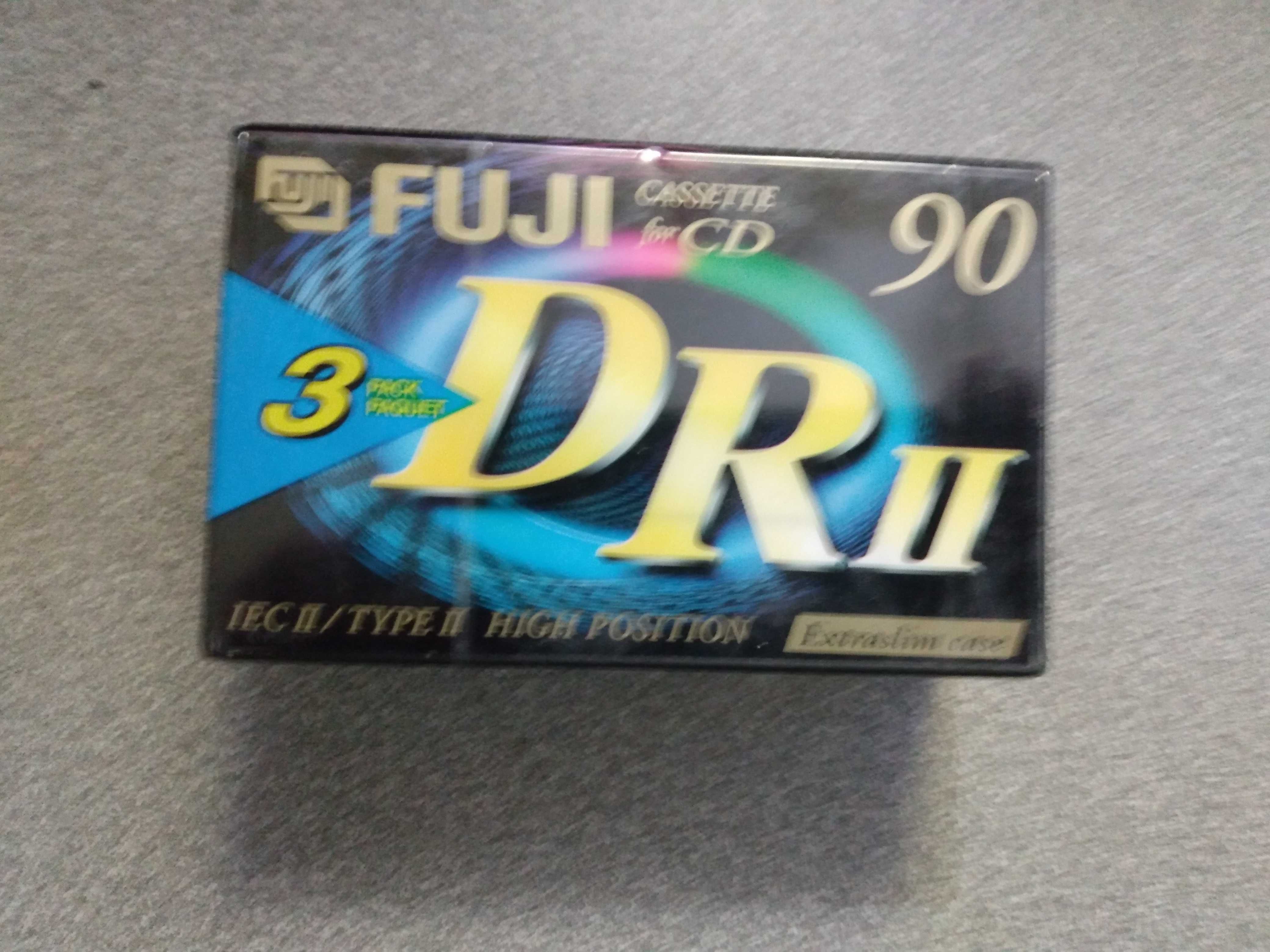 Magnetofonowe kasety FUJI DR II 90 chrom w trójpakach.