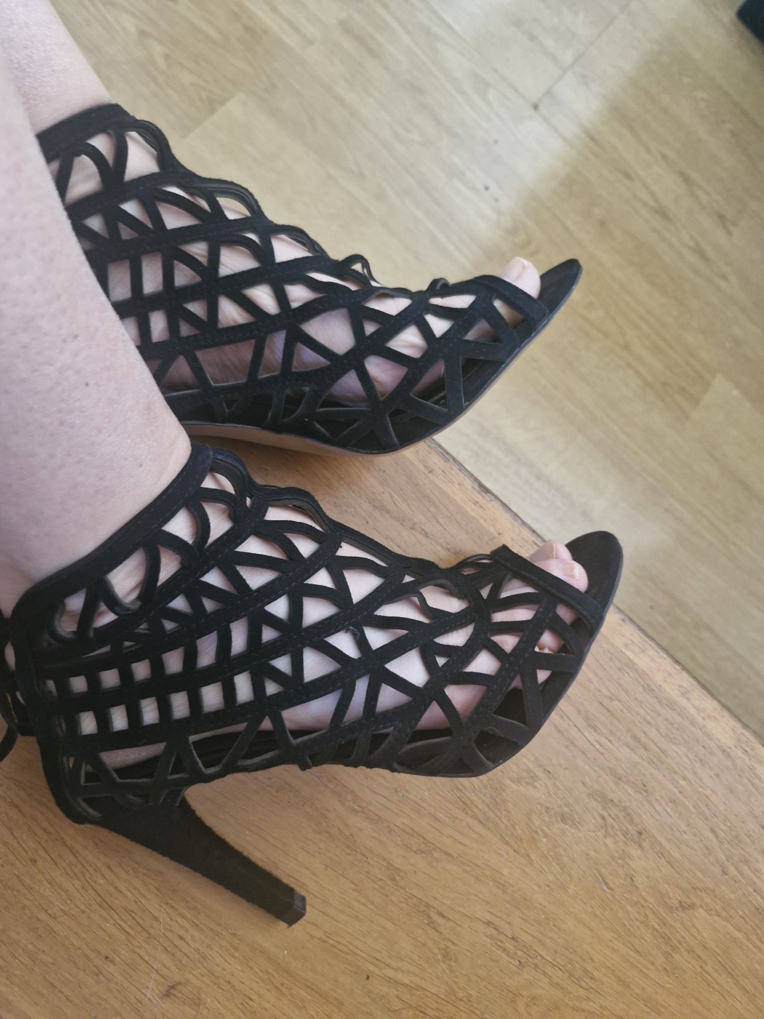 Buty damskie czarne na obcasie ażurowe Zara