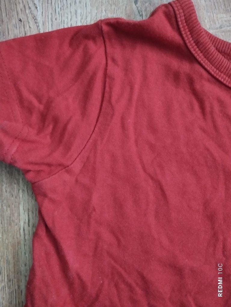 Czerwony t-shirt z kieszonką rozmiar 9-12 miesięcy