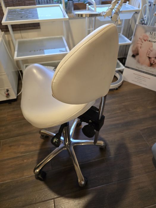 Taboret kosmetyczny typu kozioł pneumatyczny