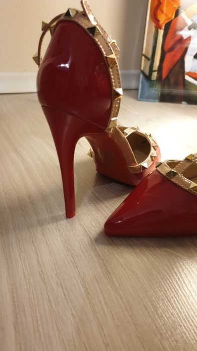 Szpilki czerwone lakierowane z ćwiekami rozmiar 38