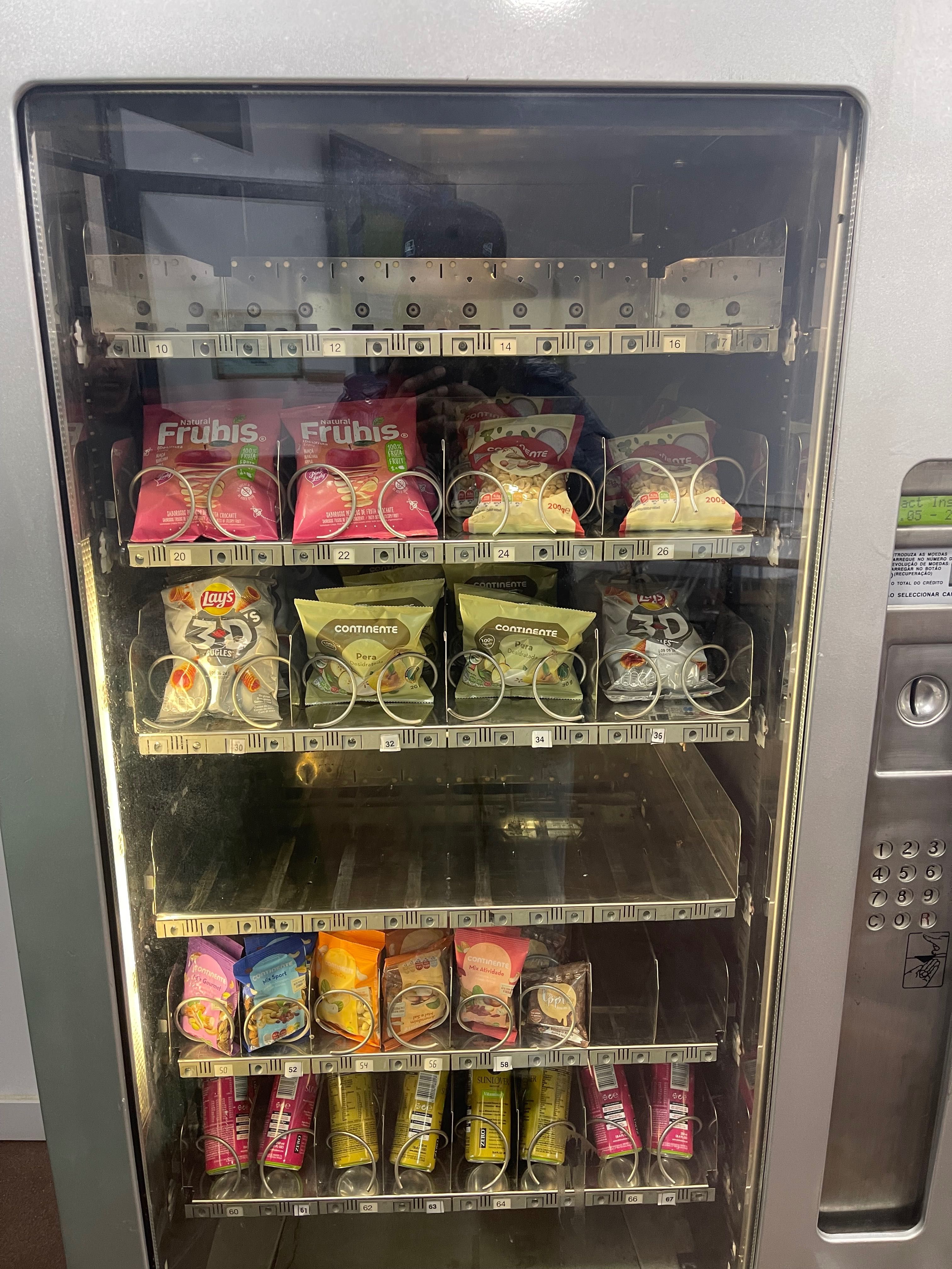 MÁQUINA VENDING (alojada) (a render)