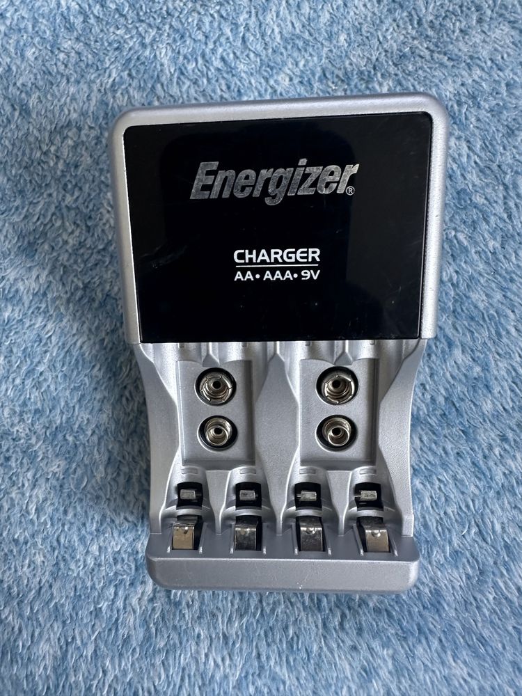 Зарядний пристрій Energizer для батерейок AA, AAA, 9v