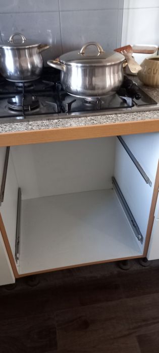 Dois módulos de gavetas e placa a gás