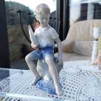 Porcelanowa figurka GDR chłopiec z żaglówka