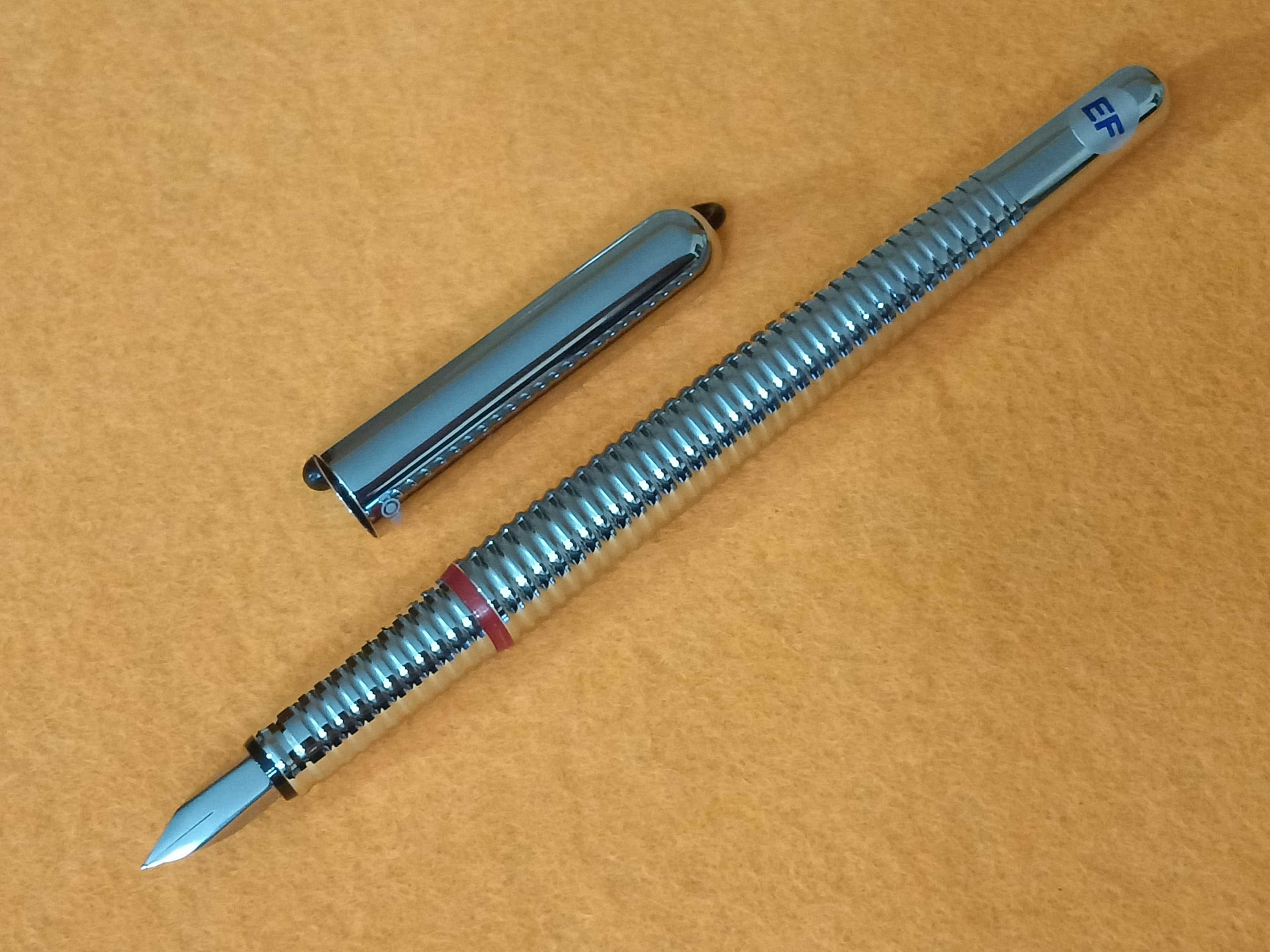 Caneta Rotring 900 de aparo toda metálica