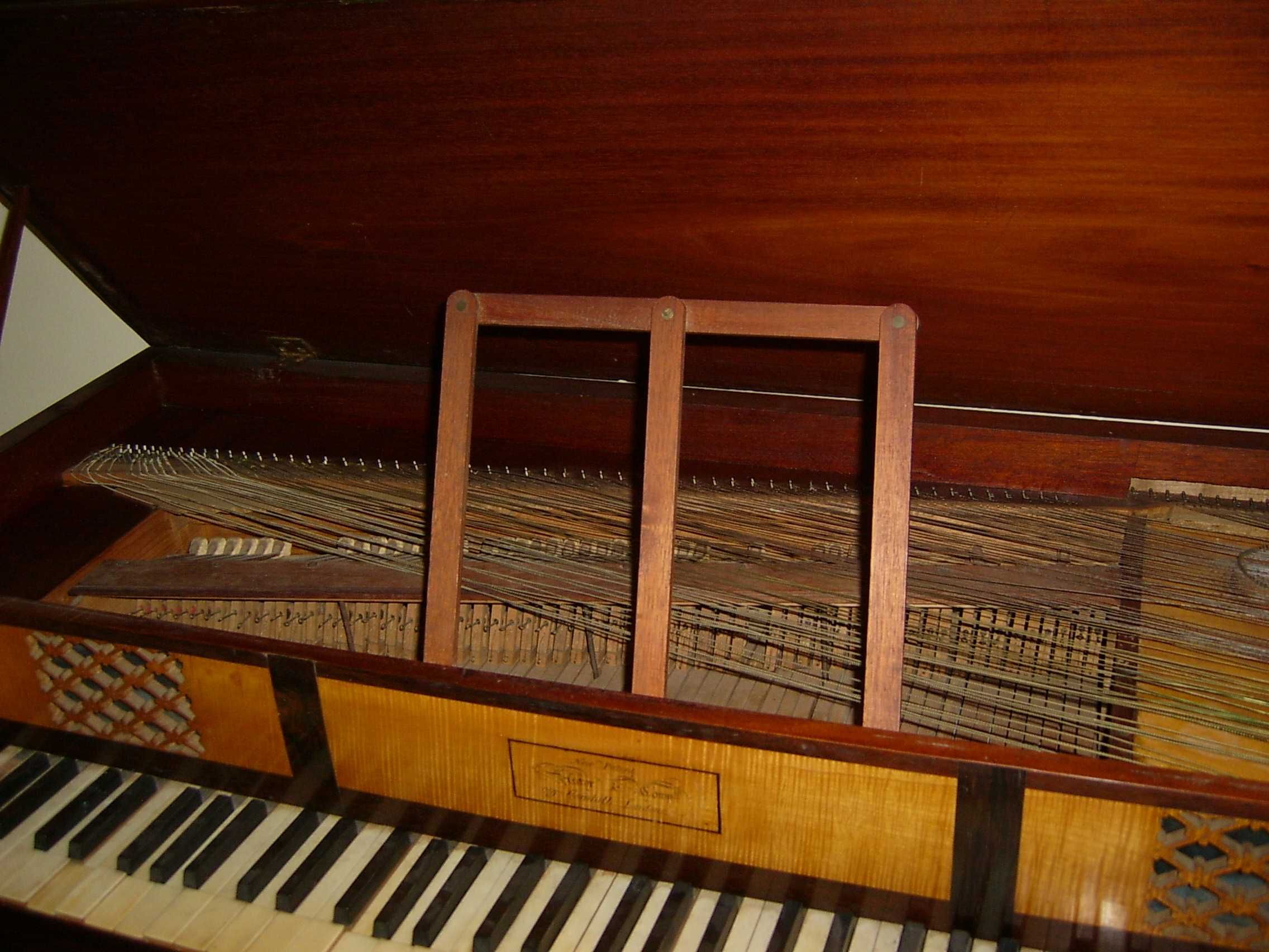 Piano muito antigo, Astor & Co,"made in London"