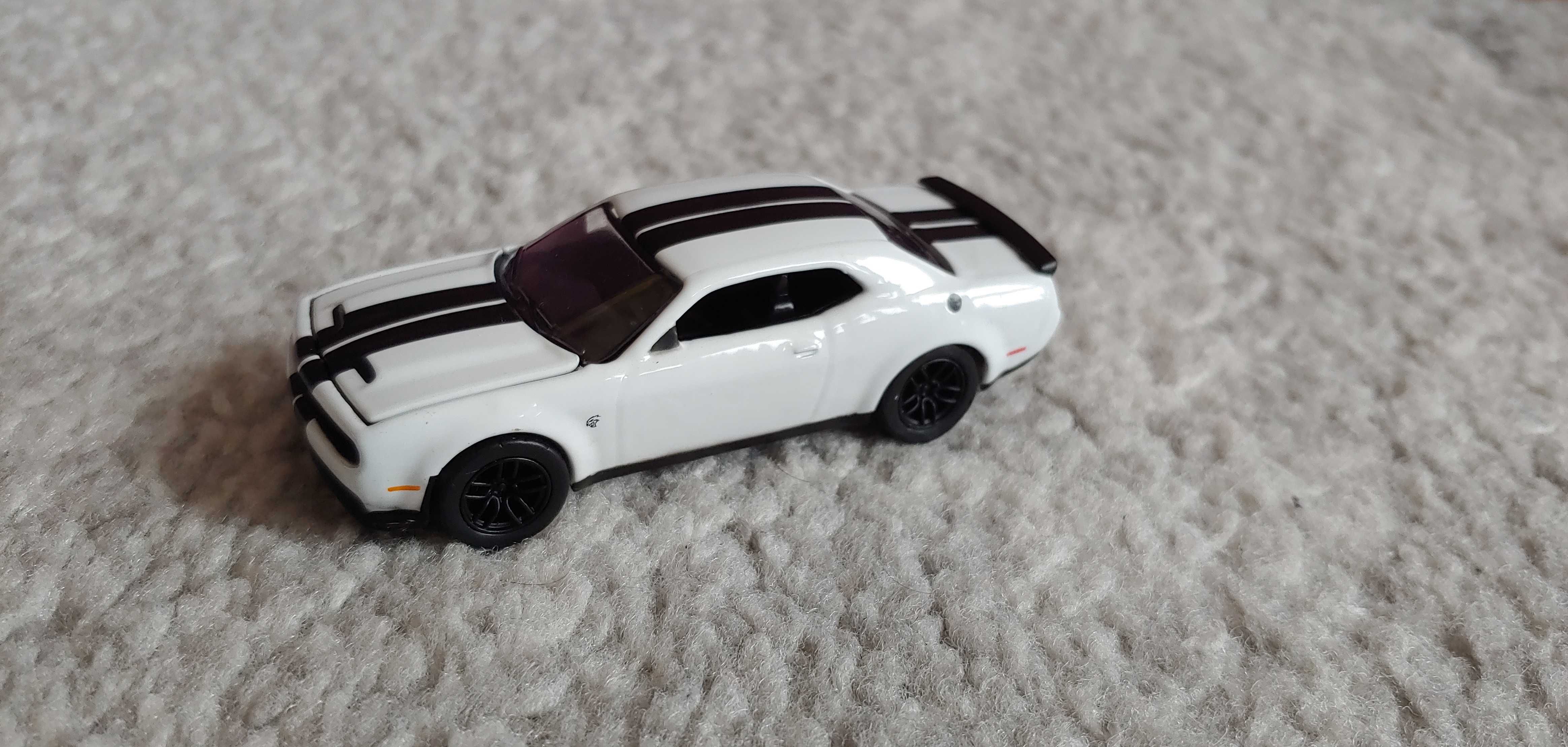 Auto World Dodge Challenger Srt Hellcat 1:64