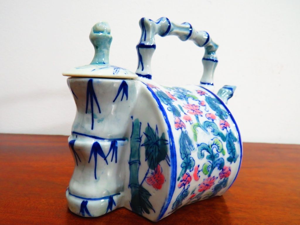 Bule em porcelana.