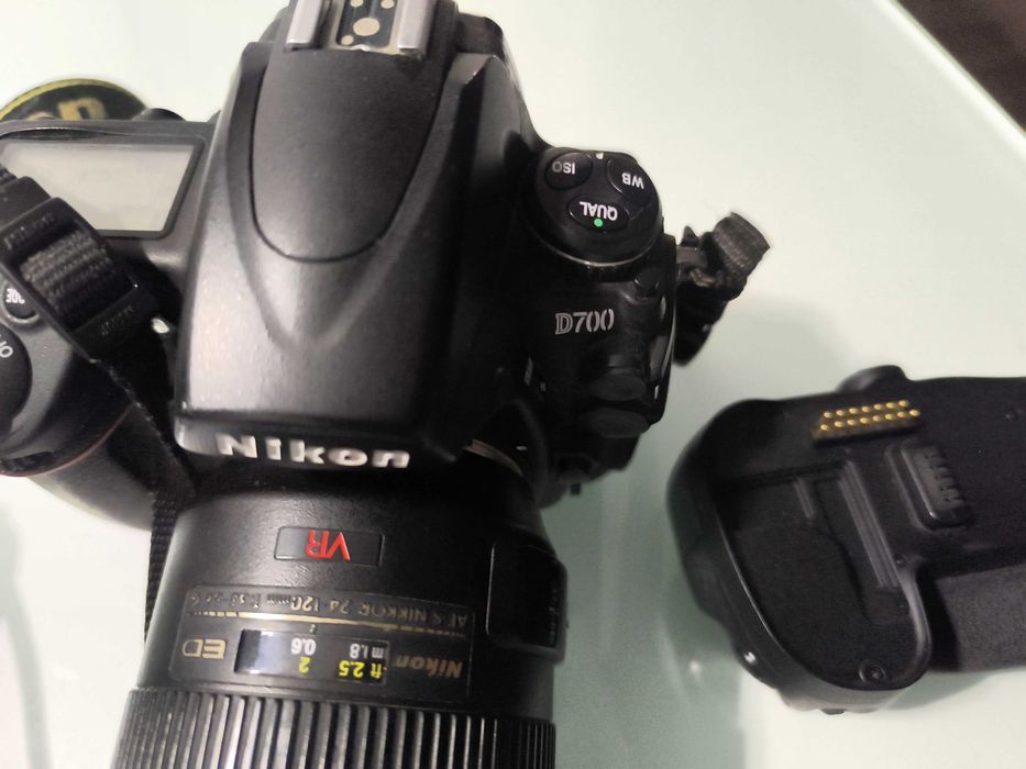 Nikon D700 com lente e vários extras em muito bom estado