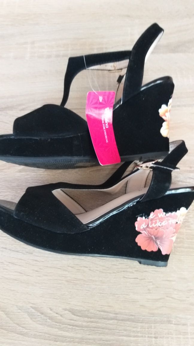 Buty zamszowe na koturnie nowe