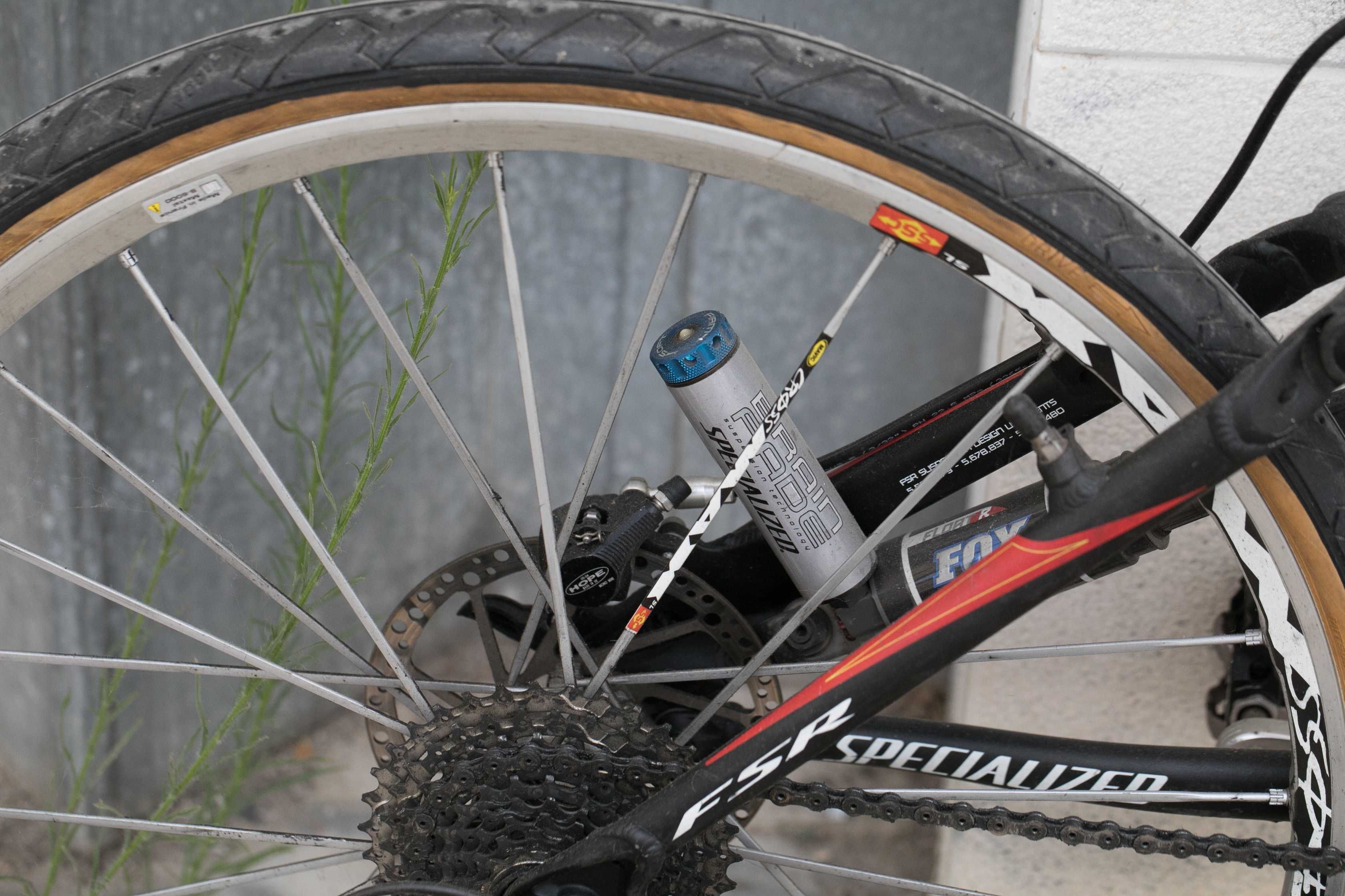 Specialized S-Works Epic 2006 com pneus de estrada